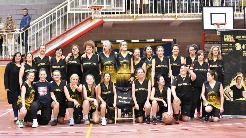 Equipo feminino de veteranas Golden Cup Santiago que participou na homenaxe á xogadora Mercè Morros o pasado 22 de abril (Foto: Nós Diario).