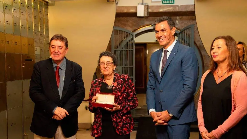 Luis Garc&iacute;a Montero, Rosario &Aacute;lvarez, Pedro S&aacute;nchez e Francina Armengol, depositando o 'legado' de Rosal&iacute;a na Caixa das Letras. (Foto: CCG)