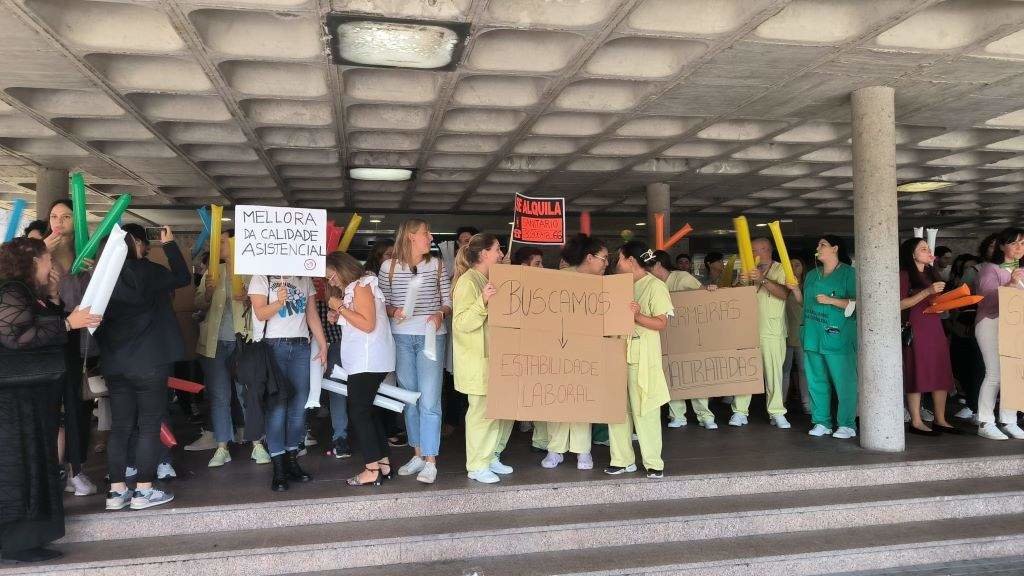 Concentración convocada polo colectivo 'Enfermeras APT' fronte ao CHUS. (Foto: Europa Press)
