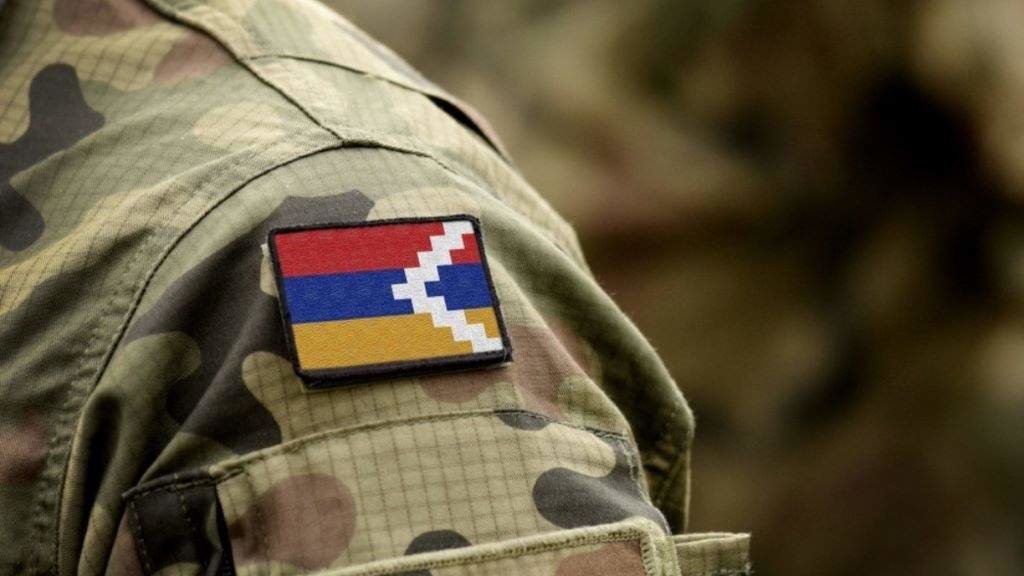 Soldado coa bandeira de Artsakh.