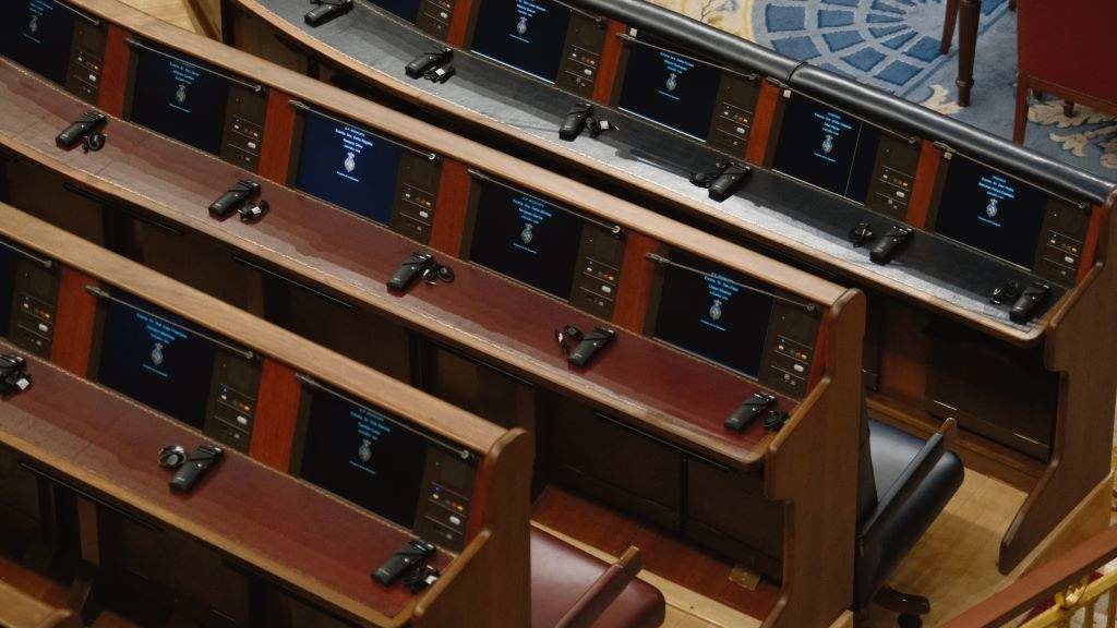Os dispositivos de tradución, nos escanos do Congreso, durante o debate parlamentario do pasado 19 de setembro. (Foto: Marcos Villaoslada / Europa Press)
