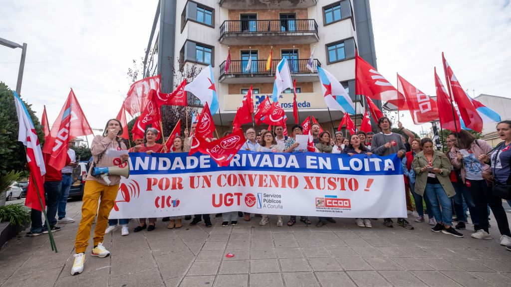 Protesta do persoal da sanidade privada onte en Compostela convocada pola CIG, CCOO e UXT. (Foto: Arxina).