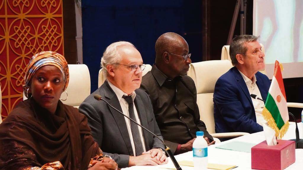 O embaixador francés en Níxer, Sylvaine Itté (2º pola esquerda). [Foto: Nós Diario]