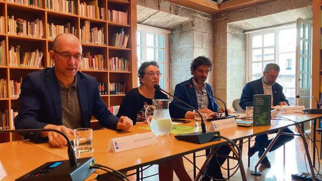 Anxo Lourenzo, Rosario &Aacute;lvarez, Henrique Alvarellos e Manuel Bragado, en Compostela. (Foto: CCG)