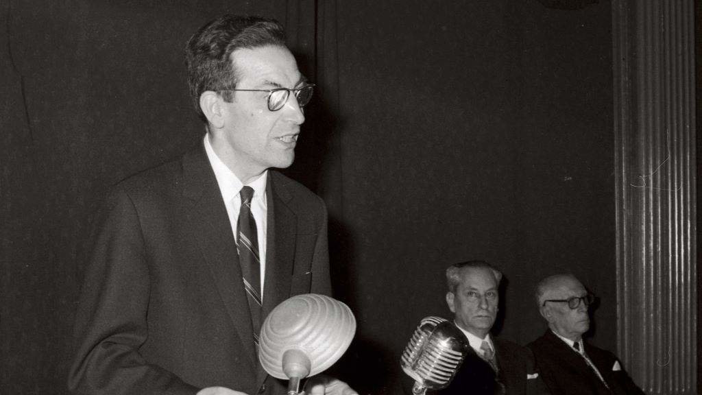 Ramón Piñeiro lendo o discurso de ingreso na Real Academia Galega en 1967. (Foto: RAG / Arquivo Castro-Paris)