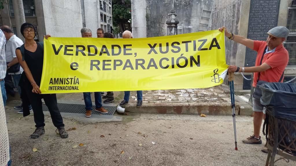 Acto reivindicativo de Amnistía Internacional no cemiterio de Pereiró. (Foto: AI)