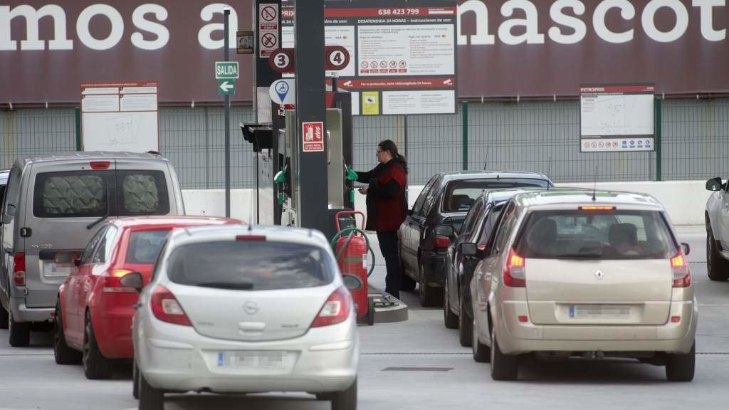 Varios vehículos enchendo o depósito nunha gasolineira de Lugo. (Foto: Carlos Castro / Europa Press)