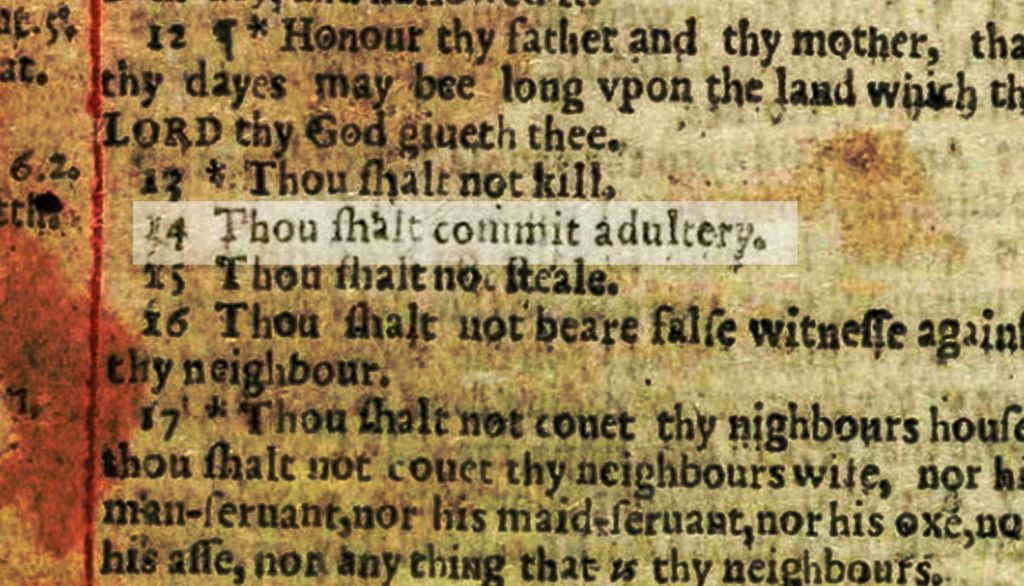 A Biblia de 1631, editada por Barker e Luca, omite o "non" nun dos mandamentos, o que lles custou a perda das súas licenzas de impresión. (Foto: Brett Jordan).