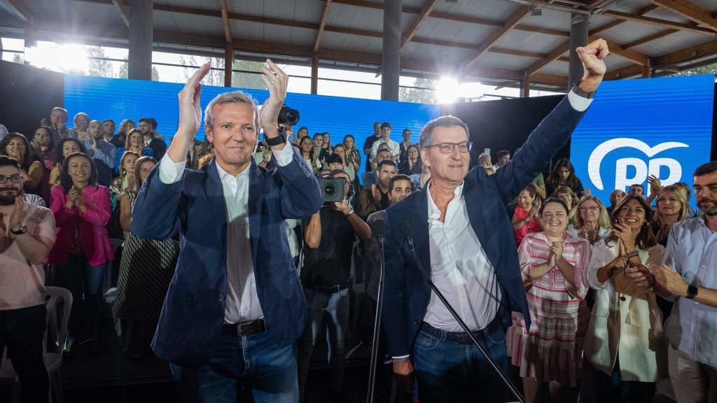 Alfonso Rueda e Alberto Núñez Feixoo, o pasado 17 de setembro, nun acto do PP en Santiago. (Foto: César Arxina / Europa Press)