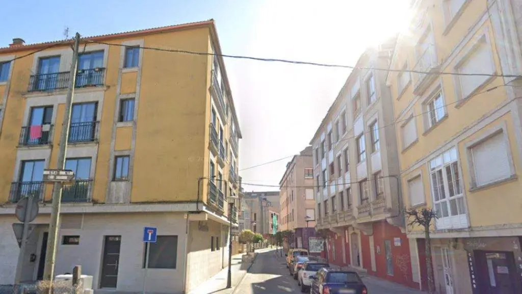 O corpo apareceu no soto dun edificio en obras da r&uacute;a Atranco de Cangas. (Foto: Google)