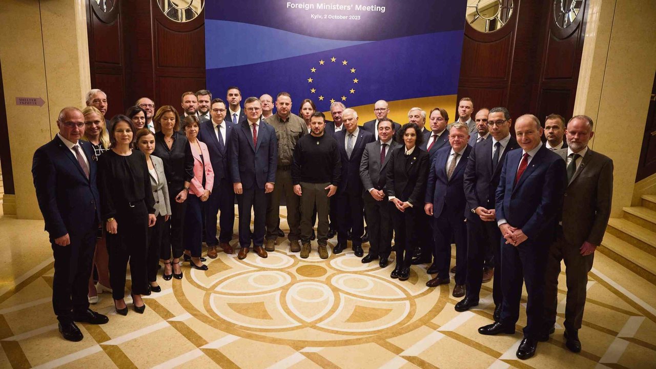 O presidente de Ucraína, Volodimir Zelenski, e o líder da diplomacia da UE, Josep Borrell, ambos no centro, esta segunda feira na reunión en Kíiv (Foto: Presidencia de Ucraína / APA / DPA).