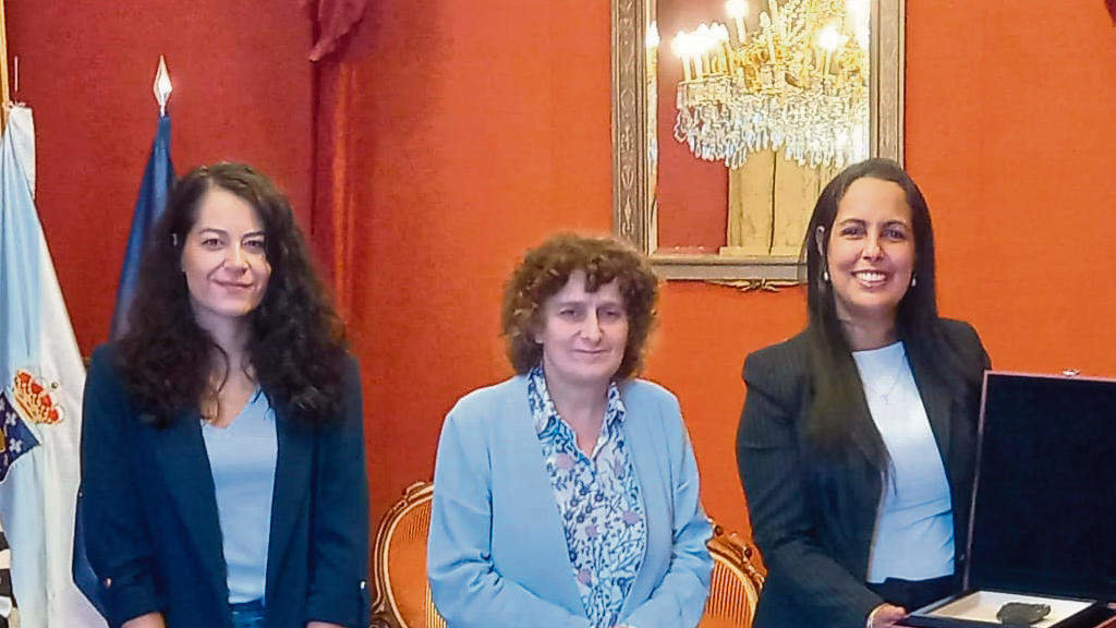 María Rozas, Goretti Sanmartín e Ingrid Izquierdo, onte en Compostela. (Foto: Nós Diario)