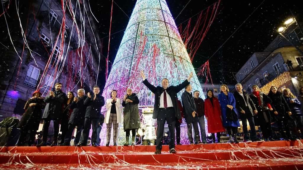O alcalde de Vigo, Abel Caballero (no centro), no acto de prendido do alumeado de Nadal do pasado ano. (Foto: Javier Vázquez / Europa Press)