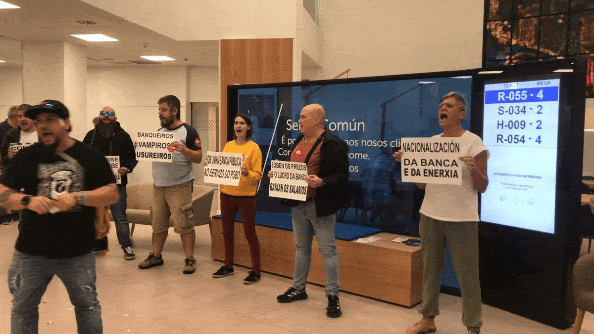 Protesta da CIG na oficina de Abanca da praza da Galiza de Santiago. (Fotos: N&oacute;s Diario)