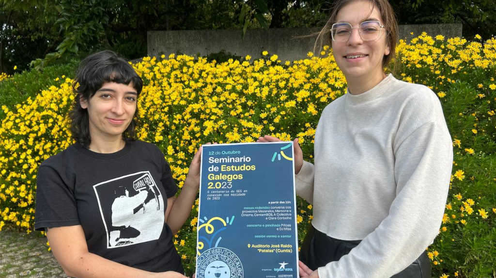 Elia Lago e Marta Gómez mostran o cartaz da actividade sobre o SEG (Foto Galiza Nova).