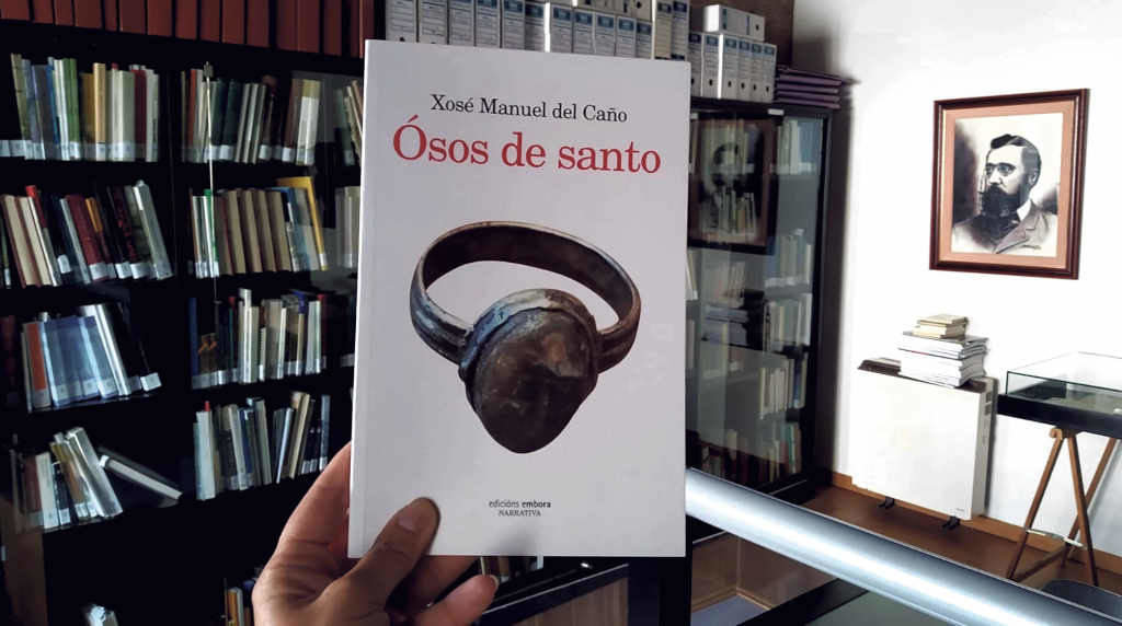 O libro 'Ósos de santo', de Xosé Manuel del Caño, xa é parte da biblioteca da Fundación Curros Enríquez (Foto: Fundación Curros Enríquez).