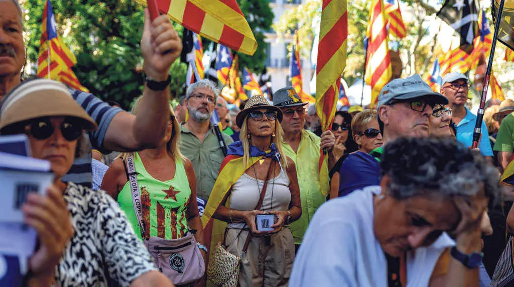 Numerosas persoas conmemoraron este primeiro de outubro o aniversario do referendo do 1-O na praza de Urquinaona en Barcelona (Foto: Kike Rinc&oacute;n / Europa Press).