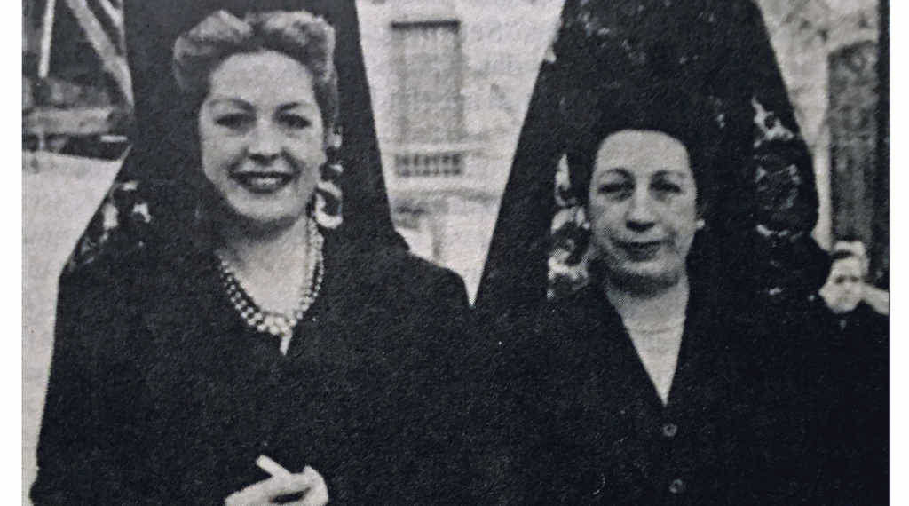 Pura Lorenzana Prado, á dereita, coa súa irmá. Madrid, 1948 (Foto: A, Marco, 'As precursoras', 1993).