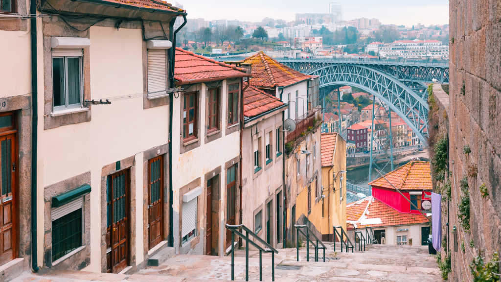Vista da ponte Don Luís I, 
na cidade do Porto (Foto: Kavalenkava / Adobe Stock).