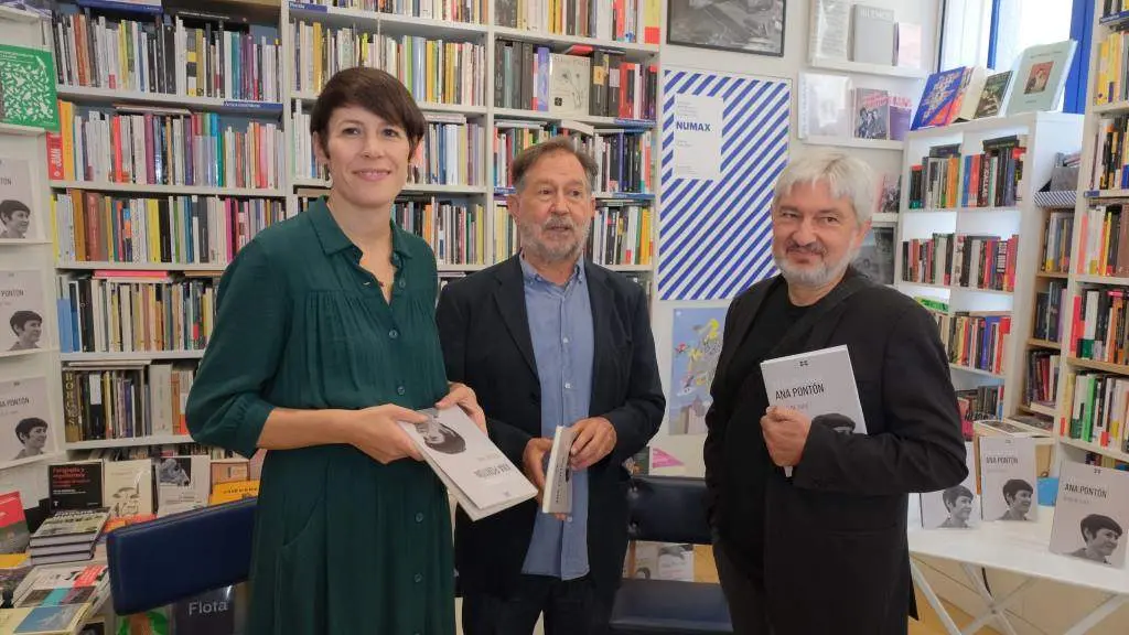 Ana Pont&oacute;n, Suso de Toro e Fran Alonso, esta sexta feira en Compostela. (Foto: Arxina)