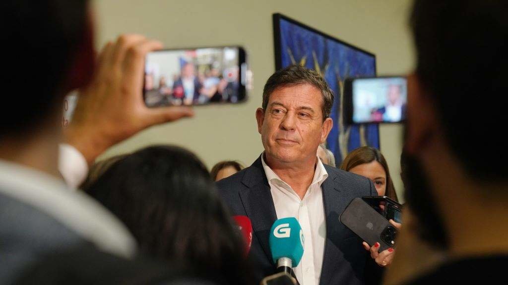 José Ramón Gómez Besteiro copou hoxe boa parte da atención mediática nos corredores do Parlamento da Galiza. (Foto: Álvaro Ballesteros / Europa Press)