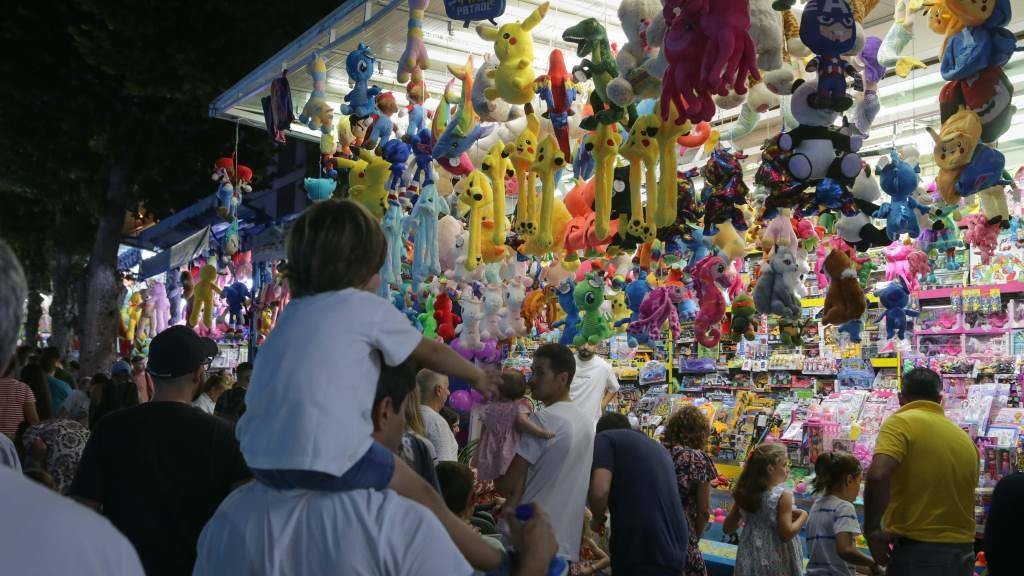 Varias persoas nun posto de feira do San Froilán de Lugo. (Foto: Carlos Castro / Europa Press)