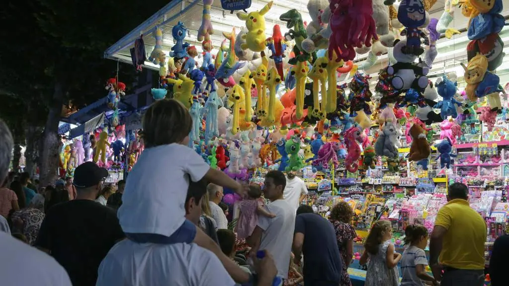 Varias persoas nun posto de feira do San Froil&aacute;n de Lugo. (Foto: Carlos Castro / Europa Press)