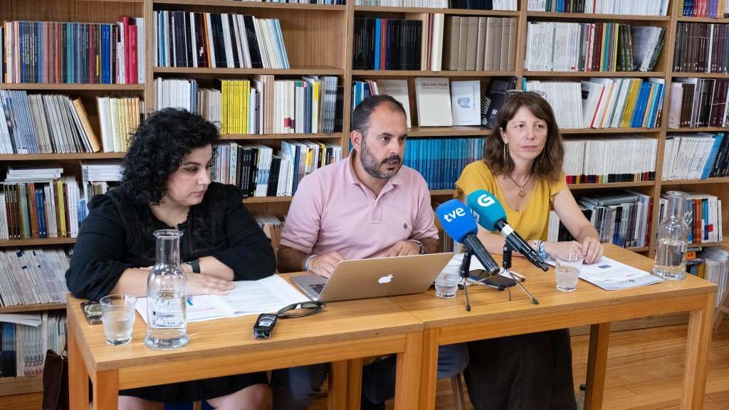 Sara Seco, Marcos Maceira e Soledad Agra, esta segunda feira, presentando o informe en rolda de prensa. (Foto: Arxina)