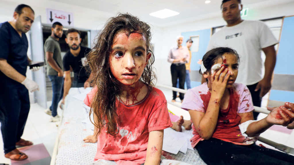 Dúas nenas palestinas son atendidas nun hospital tras ser vítimas dun bombardeo aéreo do Exército de Israel, onte, na cidade de Gaza (Foto: Atia Darwish / APA / DPA).