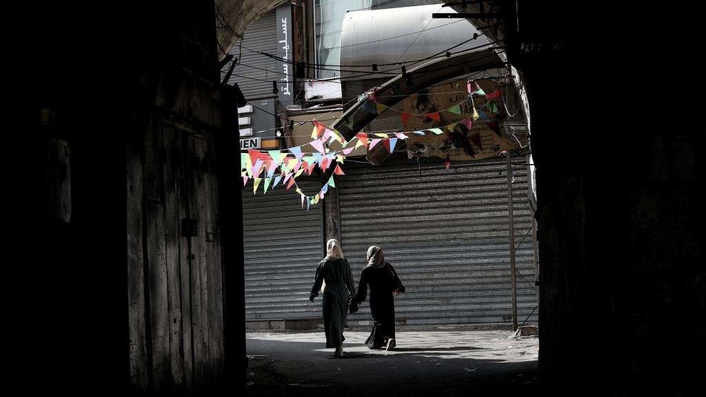 Dúas mulleres paseando o pasado domingo polas rúas de Nablus, na rexión palestina de Cisxordania. (Foto: Ayman Nobani / DPA)