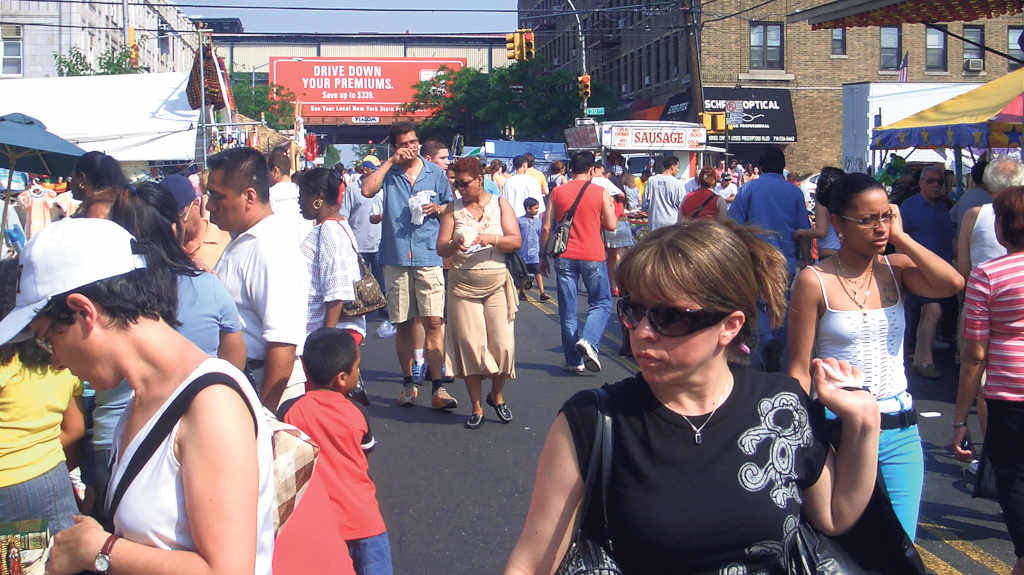 Unha rúa de Queens, barriada de Nova York onde vivían e viven moitos galegos e galegas (Foto: Manuel Vilar).