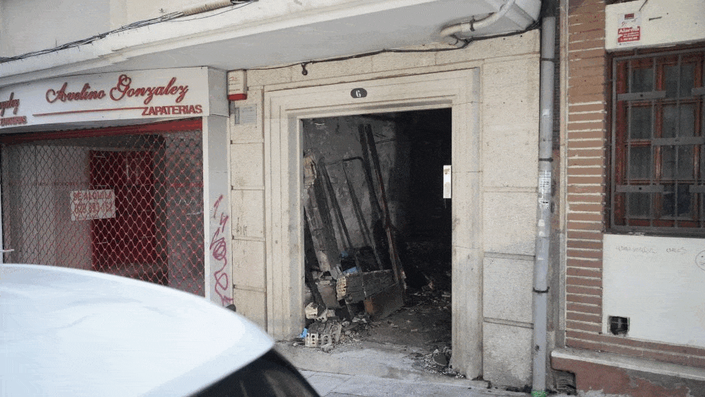 Toda a veciñanza do portal número 6 da rúa Alfonso X o Sabio de Vigo tivo que ser desaloxada por mor do tráxico incendio. (Fotos: Javier Vázquez / Europa Press)