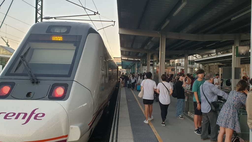 Tren estacionado en Santiago con destino Vigo. (Foto: Arxina)