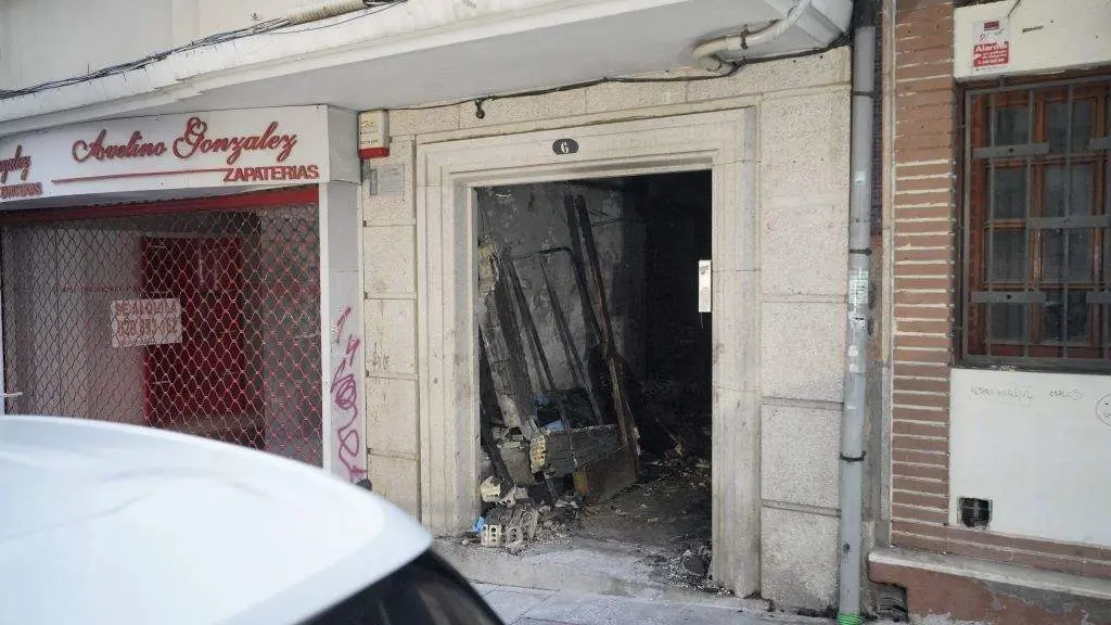 Portal n&uacute;mero 6 da r&uacute;a Alfonso X o Sabio de Vigo, ap&oacute;s o incendio. (Foto: Javier V&aacute;zquez / Europa Press)