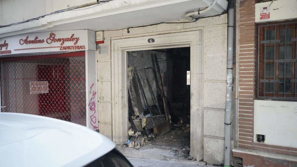 Portal do edificio número 6 da rúa Afonso X O Sabio de Vigo, onde catro persoas, tres delas menores, faleceron a causa dun incendio. (Foto: Javier Vázquez / Europa Press)