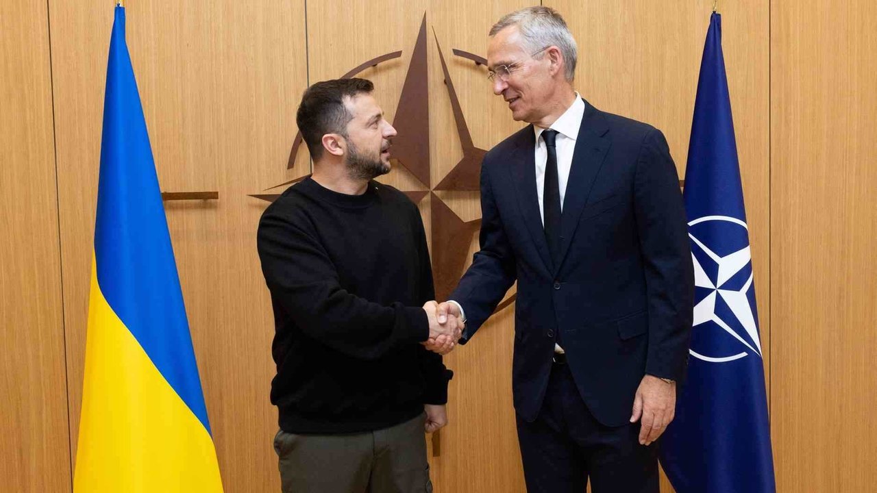 Volodimir Zelenski (Ucraína) e Jens Stoltenberg (OTAN), esta cuarta feira (OTAN / DPA).