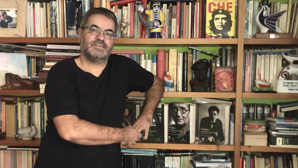 O escritor Rafa Vilar, gañador da XXI edición do Premio de Poesía Afundación, na súa biblioteca persoal (Foto: Nós Diario).