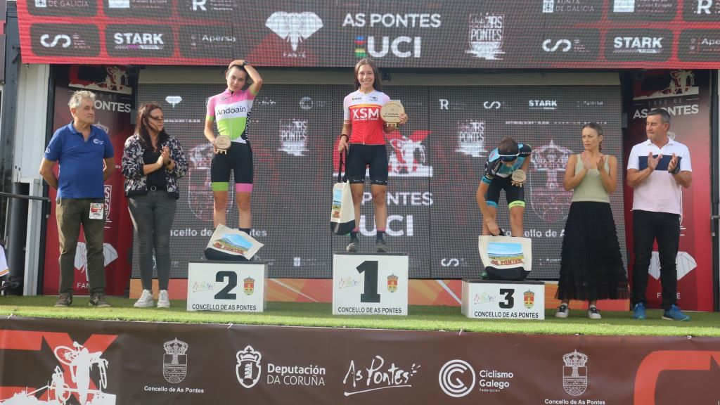 Patiño (centro), sorrí no máis alto do podio da categoría júnior logo de imporse na competición pontesa. (Foto: RFGC).