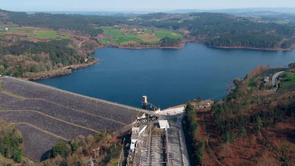 Presa de Portodemouros, que embalsa as augas do r&iacute;o Ulla (Foto: Mar&iacute;a Monteiro).