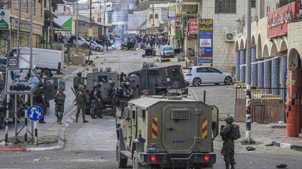 Enfrontamentos entre o Exército de Israel e manifestantes palestinos en Nablus, Cisxordania. (Foto: Nasser Ishtayeh / Europa Press / Contacto)