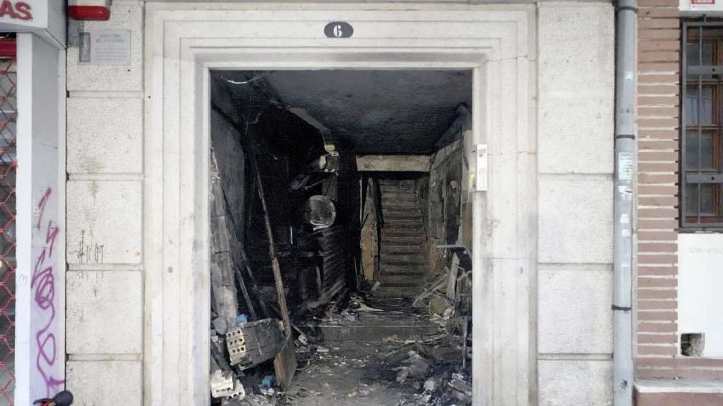 Aspecto no que quedou o portal número 6 da rúa Alfonso X O Sabio após o tráxico incendio. (Foto: Javier Vázquez / Europa Press)