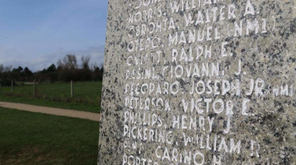 Obelisco memorial da 1ª División de Infantería localizado en Colleville-sur-Mer, próximo ao actual cemiterio militar estadounidense. Entre os caídos, o galego Manuel Otero (Foto: Óscar Galansky).