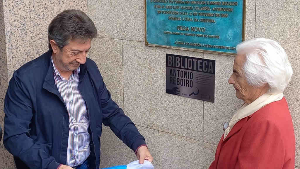 Inauguración da placa en homenaxe a Antonio Reboiro (Foto: Nós Diario).