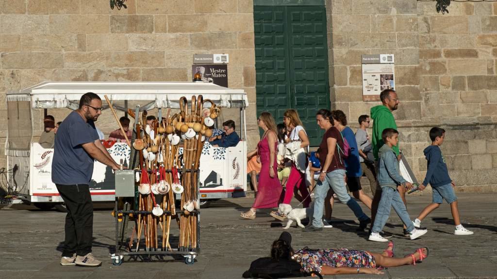 Turistas na praza do Obradoiro de Santiago. (Foto: Arxina)