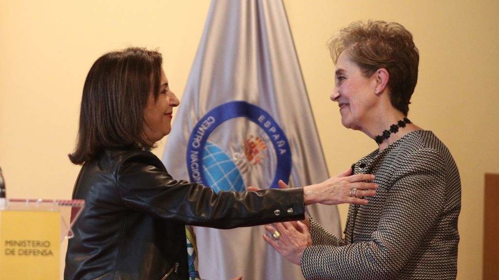 Paz Esteban (dereita) recibindo os parabéns da ministra de Defensa, Margarita Robles, na súa toma de posesión como directora do CNI en febreiro de 2020. (Foto: Eduardo Parra / Europa Press)