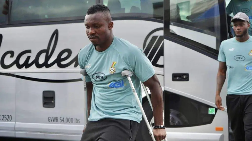 Joseph Aidoo, baixando do autob&uacute;s de Ghana en muletas. (Foto: @GhanaBlackstars)