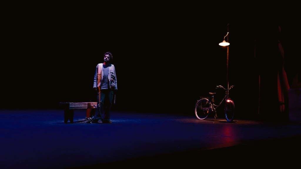 'Magnético', de Abel Neves, clausurou o Encontro de Teatro Ibérico. (Foto: Carolina Lecoq)