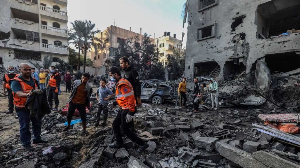 Servizos de emerxencia buscan sobreviventes baixo os cascallos en Rafah, na rexión palestina de Gaza. (Foto: Abed Rahim Khatib / DPA)