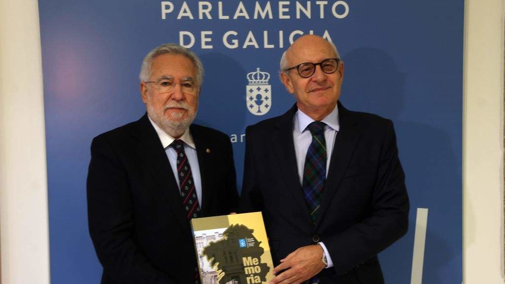 Fernando Suanzes e Miguel Ángel Santalices esta terza feira, no acto de entrega ao Parlamento da Galiza da Memoria 2022 da Fiscalía. (Foto: Arxina)