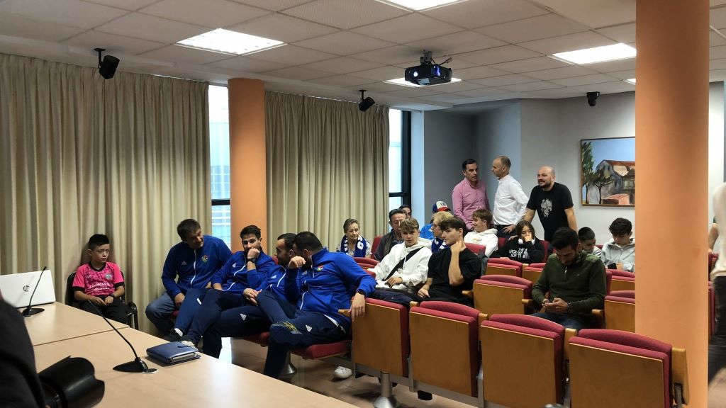 Xogadores e afección do Boiro, agardando polo nome do seu rival copeiro no Centro Social da localidade barbanzana. (Foto: CD Boiro).